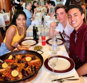 学生s eating a meal in their study abroad location